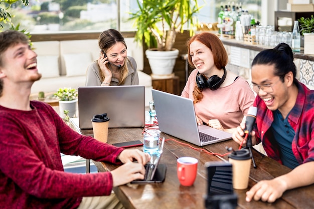 Grupo de amigos nativos digitales que comparten contenido hablando en plataformas de transmisión a través de cámara web