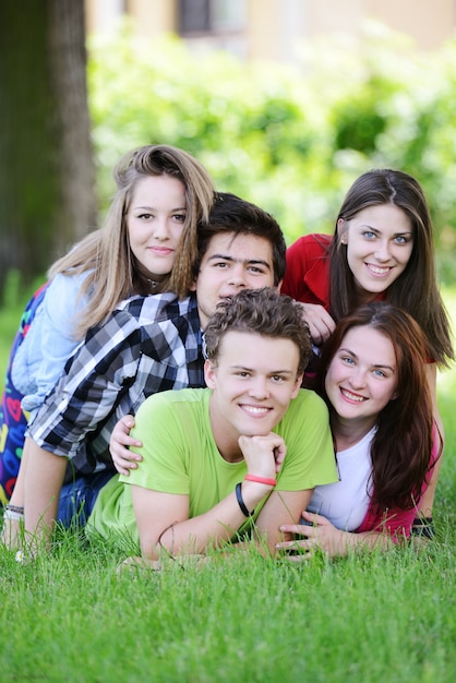 Grupo de amigos en el parque