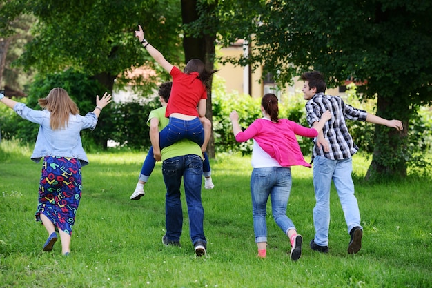 Grupo de amigos en el parque