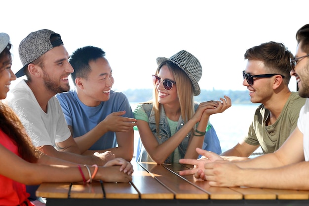 Foto grupo de amigos pasando el rato juntos al aire libre