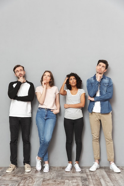 Grupo de amigos de pensamiento mirando a un lado.