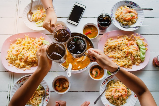 un grupo de amigos, personas comiendo alimentos juntos con diversión y felices de vacaciones.