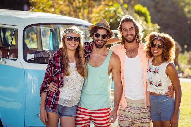 Foto grupo de amigos de pie juntos en el parque