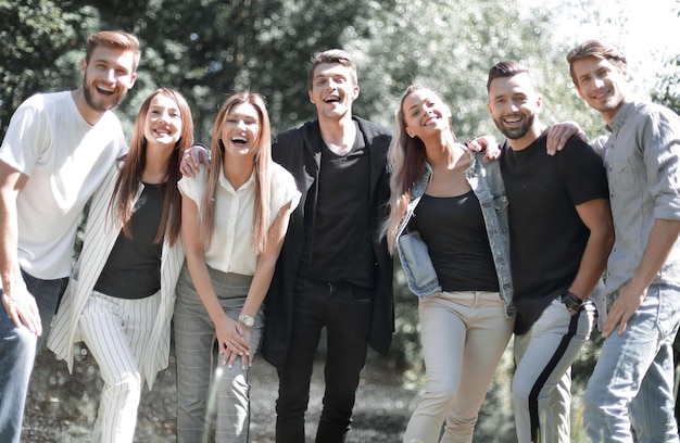 Grupo de amigos de pie en el parque de la ciudad