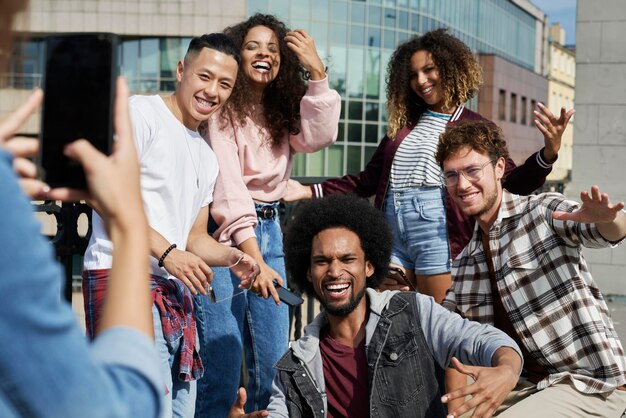 Grupo de amigos posando para una foto