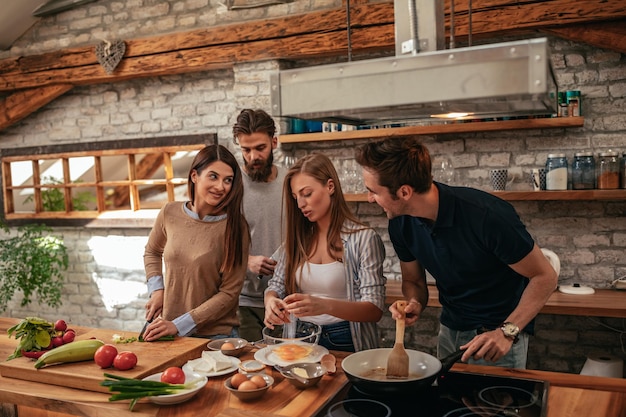 Grupo de amigos preparando el almuerzo en la cocina