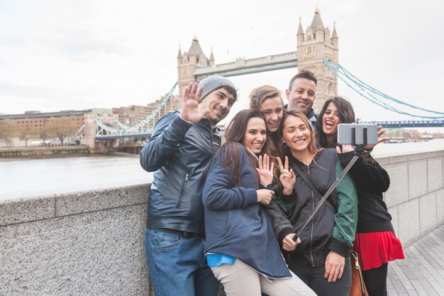 Grupo de amigos que disfrutan tomando un selfie en Londres