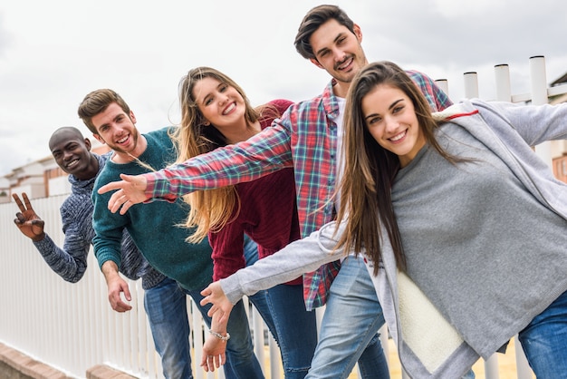 Grupo de amigos que se divierten juntos al aire libre