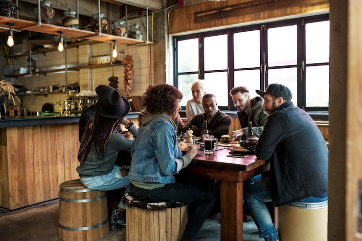 Foto grupo de amigos que pasan un rato juntos en un café