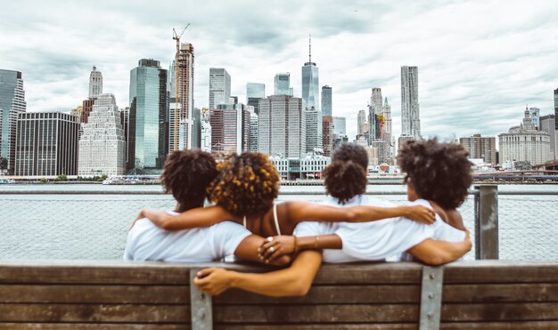 Grupo de amigos que pasan tiempo juntos en la ciudad de Nueva York