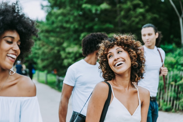 Grupo de amigos que pasan tiempo juntos en la ciudad de Nueva York