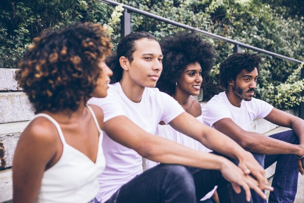 Grupo de amigos que pasan tiempo juntos en la ciudad de Nueva York