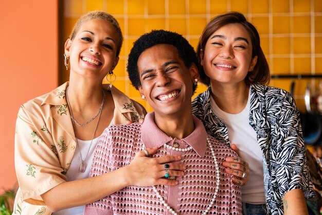 Foto grupo de amigos que se unen en casa lgbtq y conceptos de diversidad