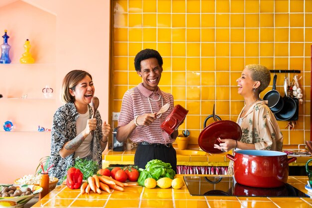 Grupo de amigos que se unen en casa LGBTQ y conceptos de diversidad