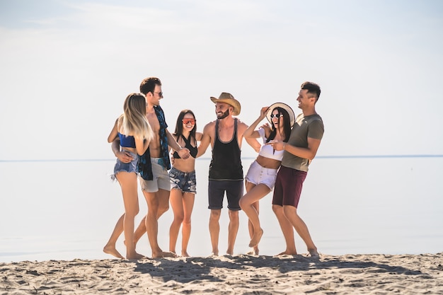 Grupo de amigos relajándose en la playa