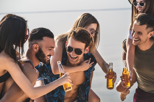 Grupo de amigos relajándose en la playa