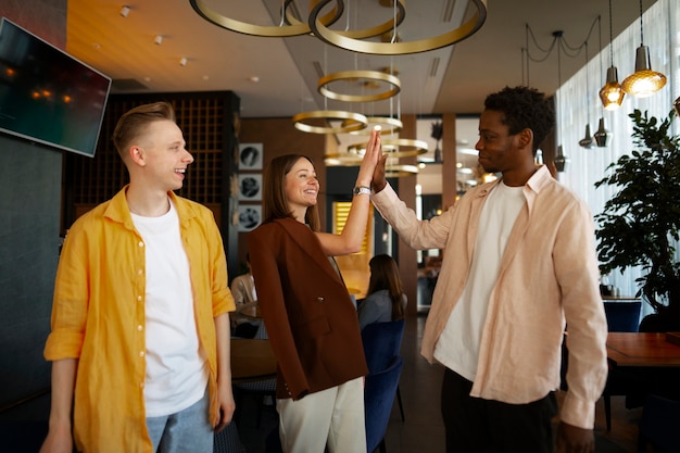 Grupo de amigos reunidos en un restaurante