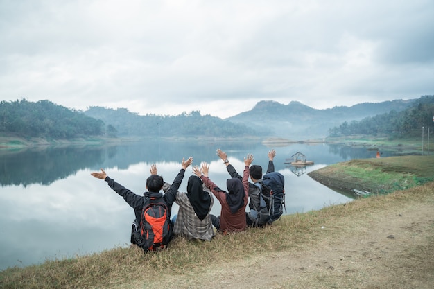 Grupo de amigos en senderismo disfrutar de vistas al lago