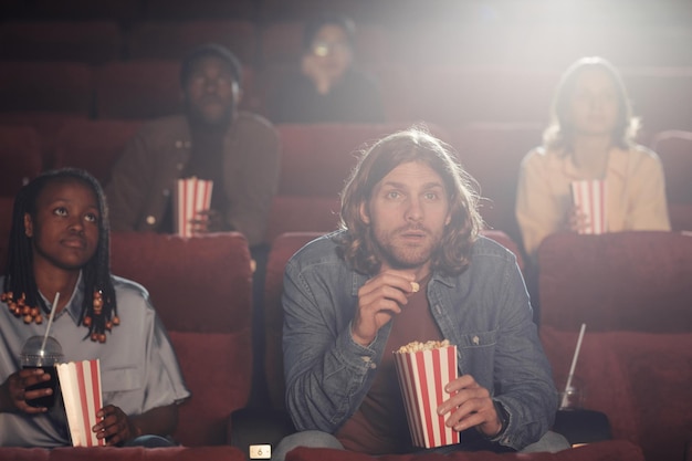 Grupo de amigos sentados en el cine.