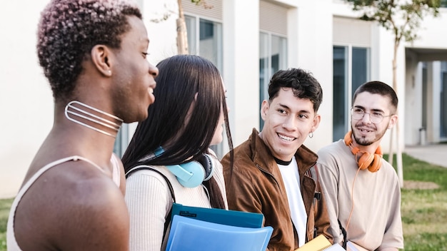 Grupo de amigos sonriendo y charlando sentados al aire libre