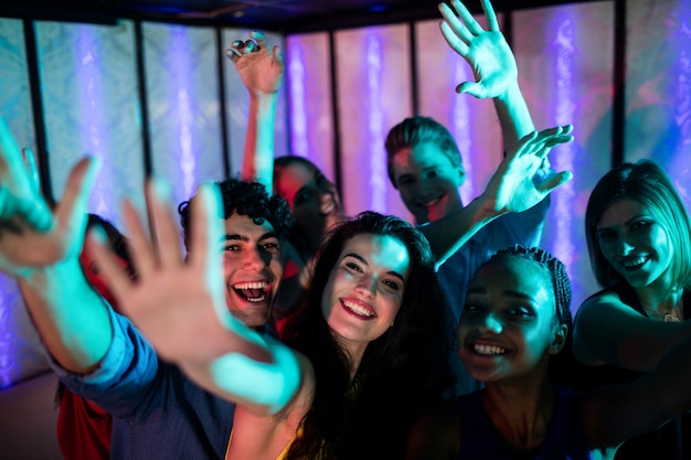 Foto grupo de amigos sonrientes bailando en la pista de baile