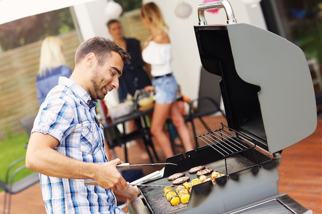 grupo de amigos, tener, fiesta de barbacoa