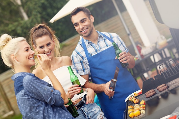 grupo de amigos, tener, fiesta de barbacoa