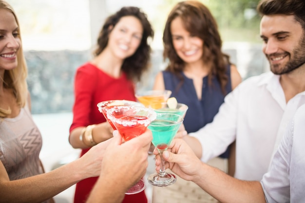 Foto grupo de amigos tomando un cóctel en la fiesta