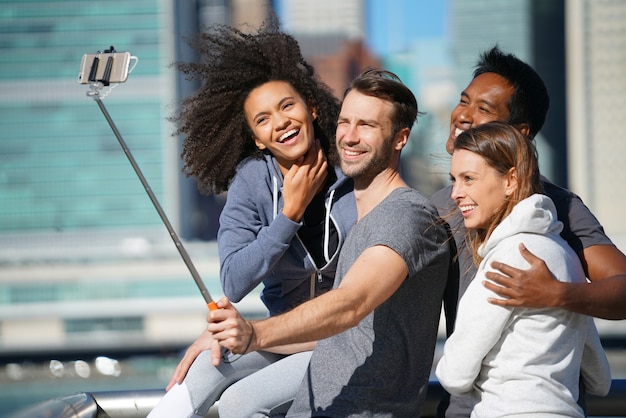 Foto grupo de amigos tomando foto selfie