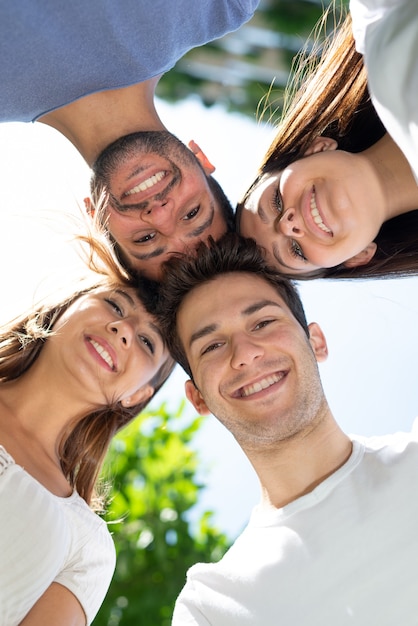 Grupo de amigos tomando una foto de sí mismos