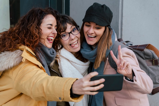 Grupo de amigos tomando una foto con el teléfono