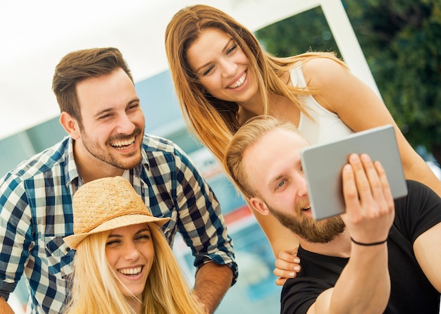 Grupo de amigos tomando selfie en la ciudad.