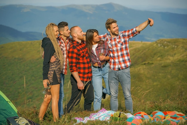 Grupo de amigos tomando un selfie en las montañas grupo de jóvenes pasan tiempo libre juntos hap