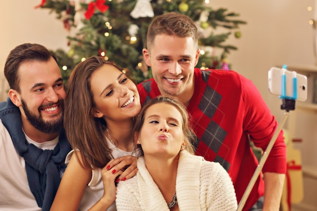 Grupo de amigos tomando selfie durante la Navidad