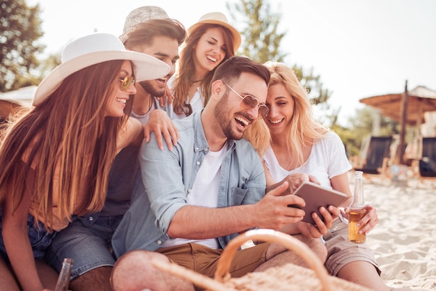 Grupo de amigos tomando selfie en la playa