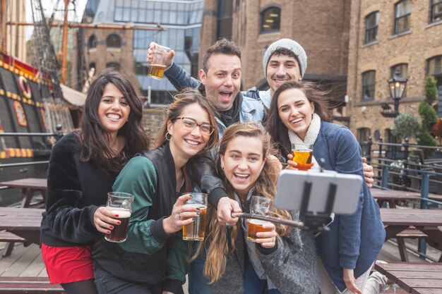 Grupo de amigos tomando un selfie en pub en Londres