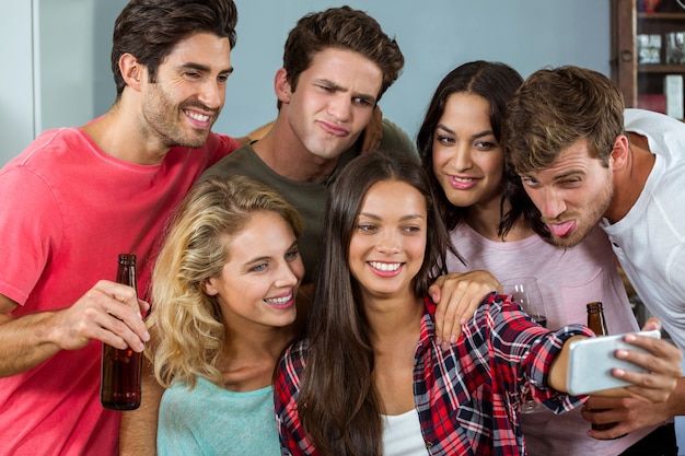 Grupo de amigos tomando una selfie