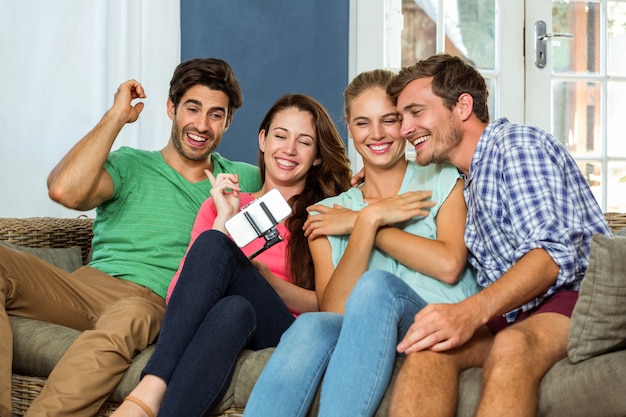 Grupo de amigos tomando una selfie