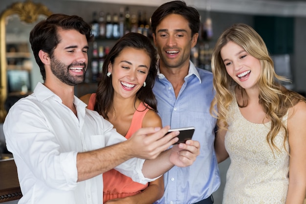 Grupo de amigos tomando una selfie