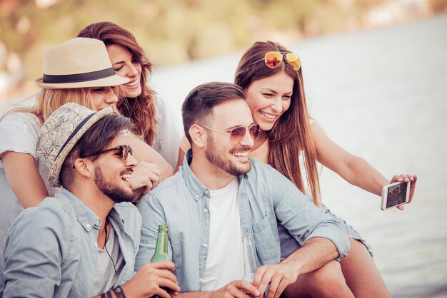 Grupo de amigos tomando Selfie