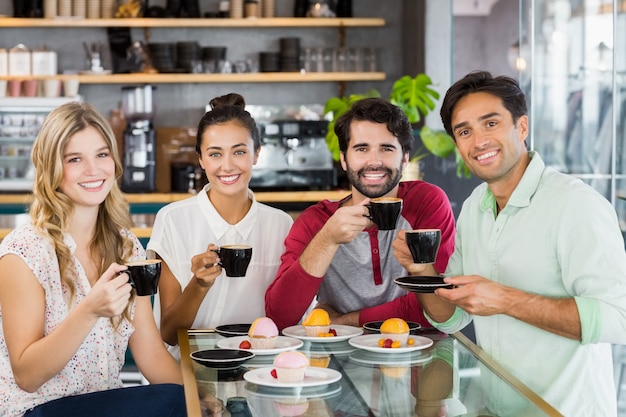 Grupo de amigos tomando una taza de café juntos