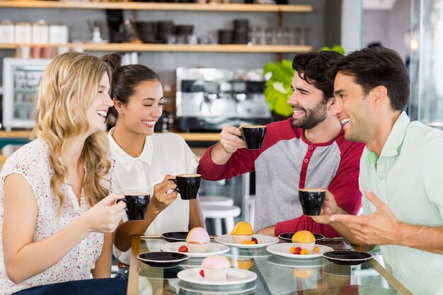 Grupo de amigos tomando una taza de café juntos