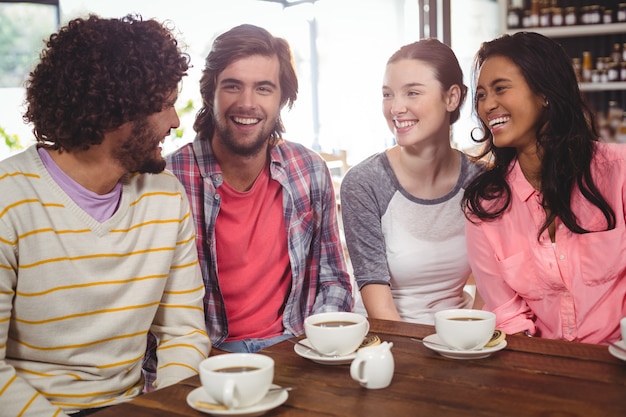 Grupo de amigos tomando una taza de café