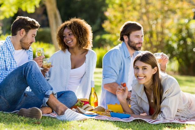 Grupo de amigos tomando vino con desayuno