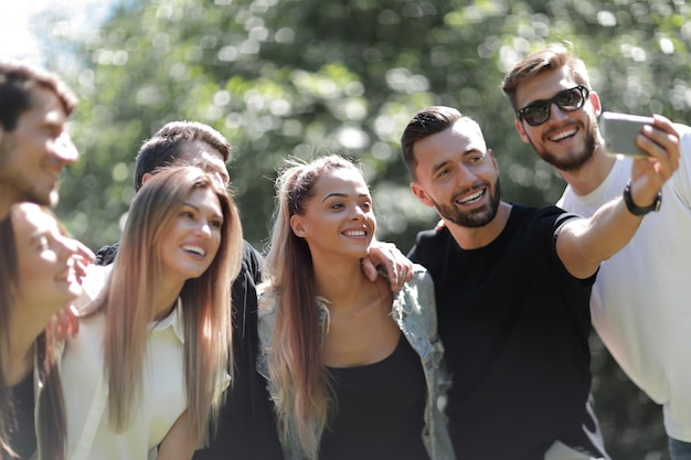 Grupo de amigos tomándose selfies en el parque gente y tecnología