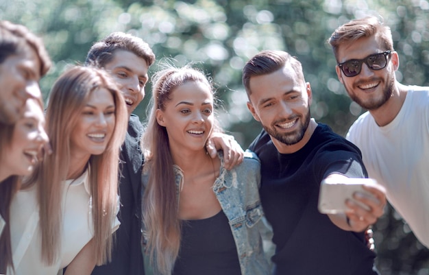 Grupo de amigos tomándose selfies en el Parque