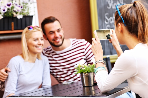 grupo de amigos, tomar fotografías, en, café