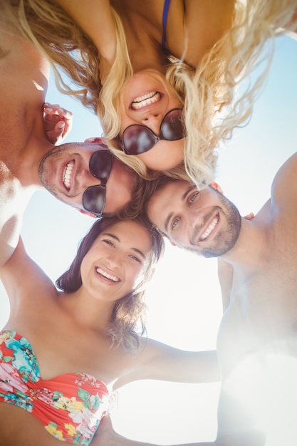 Grupo de amigos en trajes de baño tomando un selfie