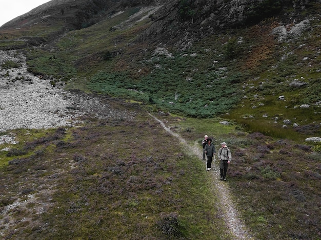 Grupo de amigos de trekking en Glen Etive, Escocia