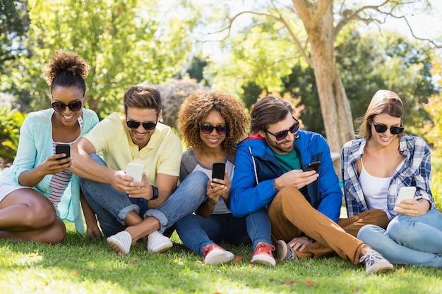 Grupo de amigos usando el teléfono móvil